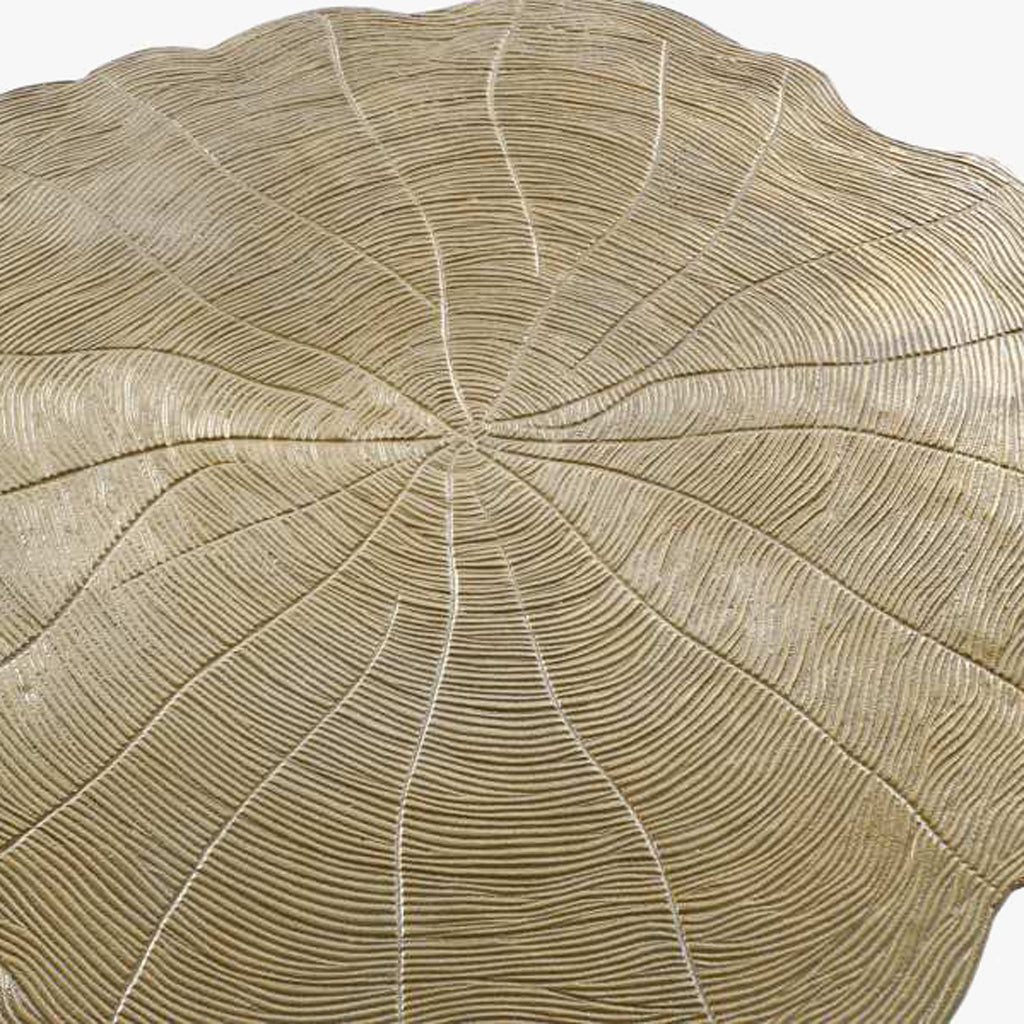 Mesa de apoio dourada com tampo cravado em forma de folha Coleção OSAKA