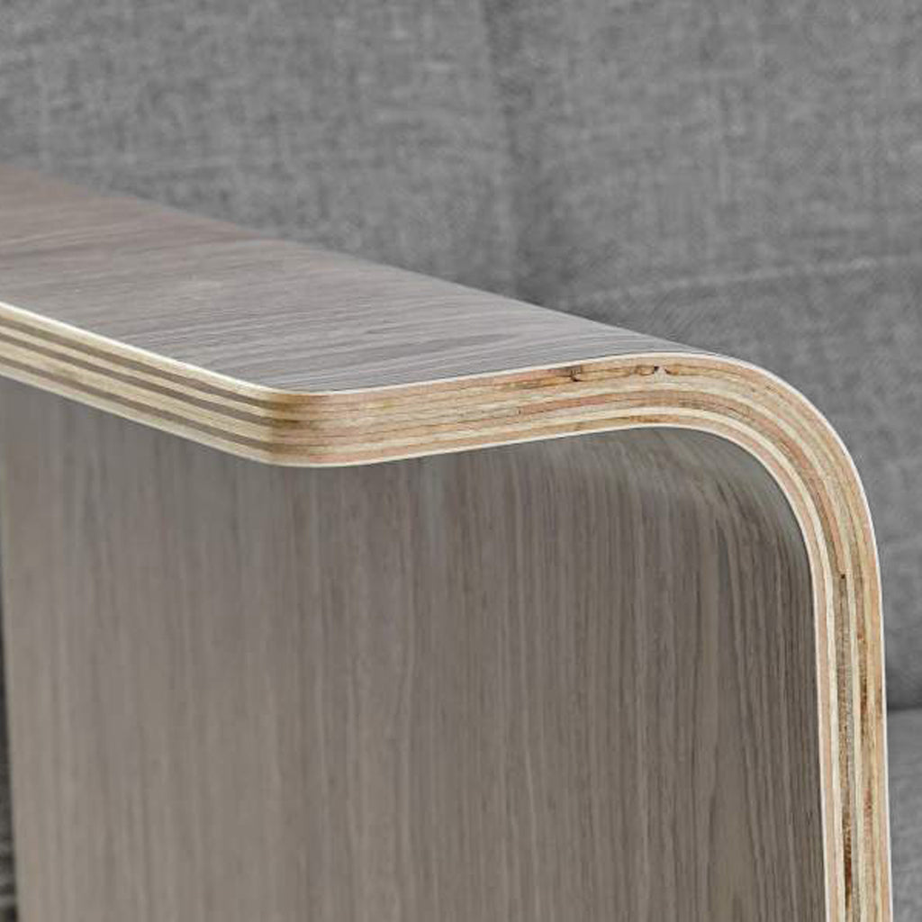 Sofá Cama Cinza com Estrutura em Madeira e Sistema Click-Clack MOVE