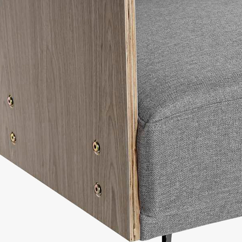 Canapé-lit gris avec cadre en bois et système de déplacement clic-clac