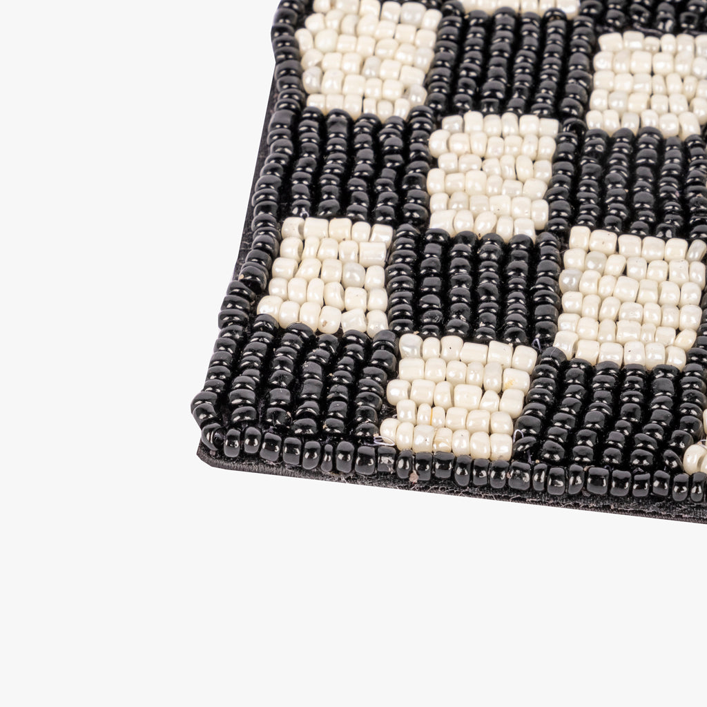 Base de Copos Missangas Preto e Branco CHECKS