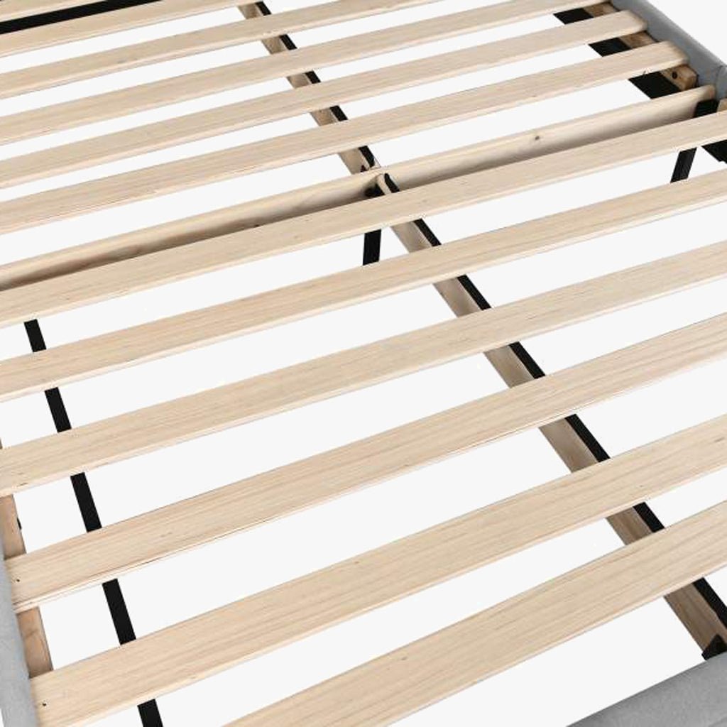 Cama Tecido com Cabeceira Arredondada e Pés de Madeira Cinza SERENA - Gato Preto