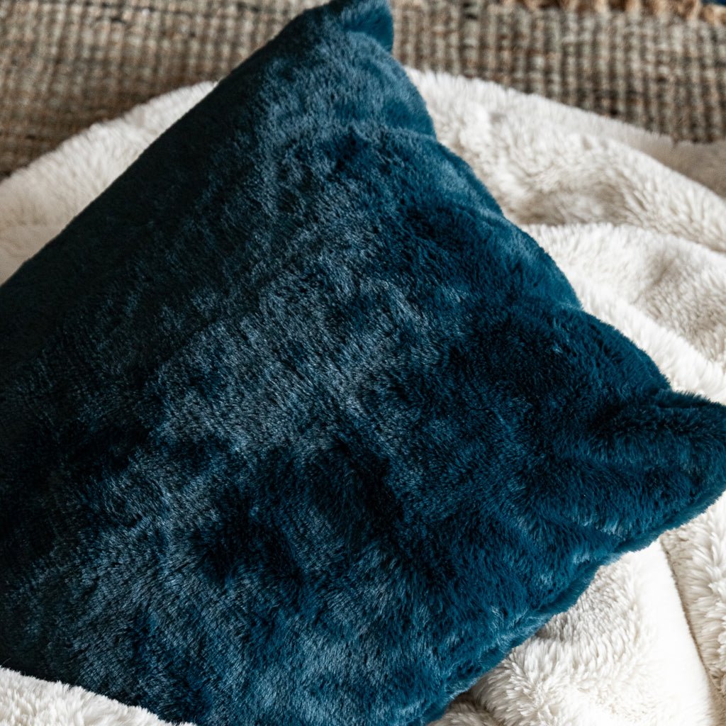 Capa de Almofada de Pelo Sintético Azul Escuro ALASKA - Gato Preto