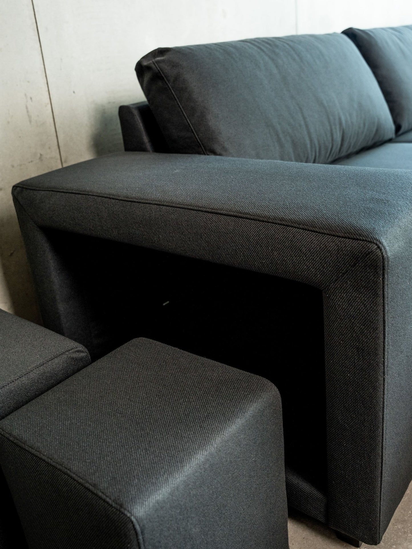 Sofá cama com 2 pufes preto AVERY - Gato Preto