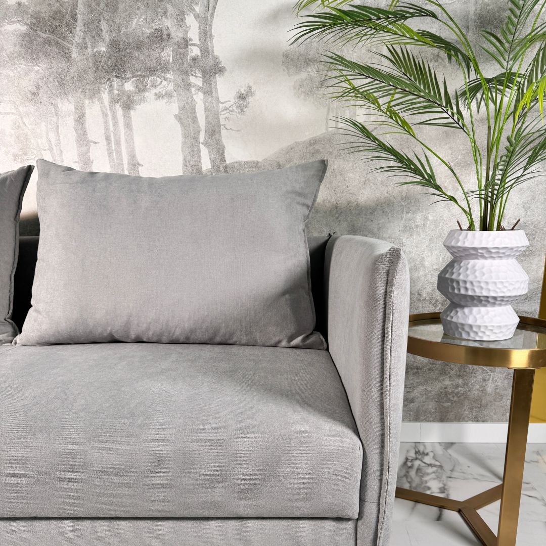 Sofá com pé alto de madeira cinza claro MELANIE - Gato Preto