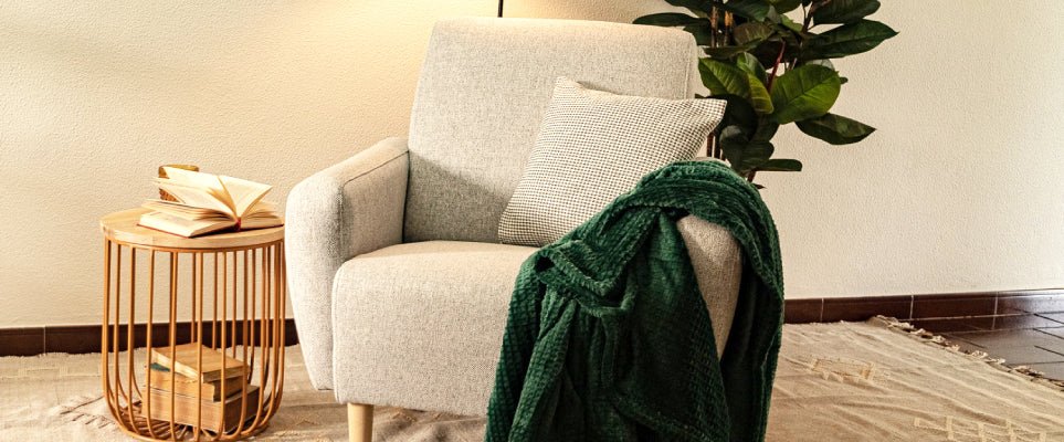 Mantas para sofás: materiais e estilos para uma sala mais acolhedora - Gato Preto