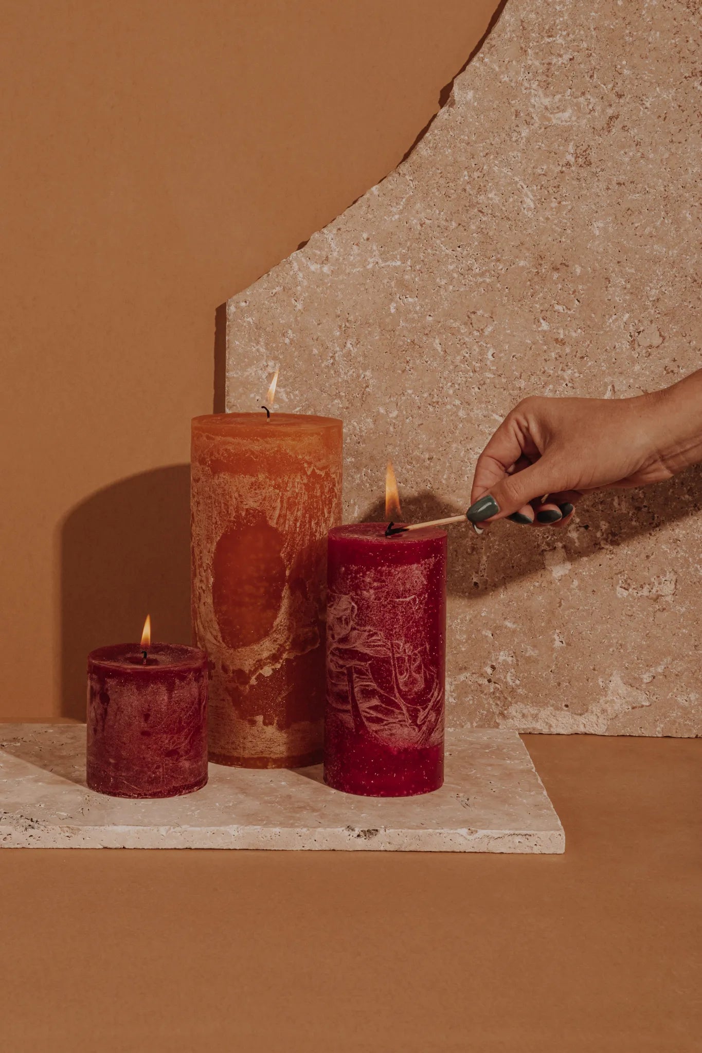 Velas na Decoração: Conforto e Elegância para o Outono/Inverno 2024 - Gato Preto