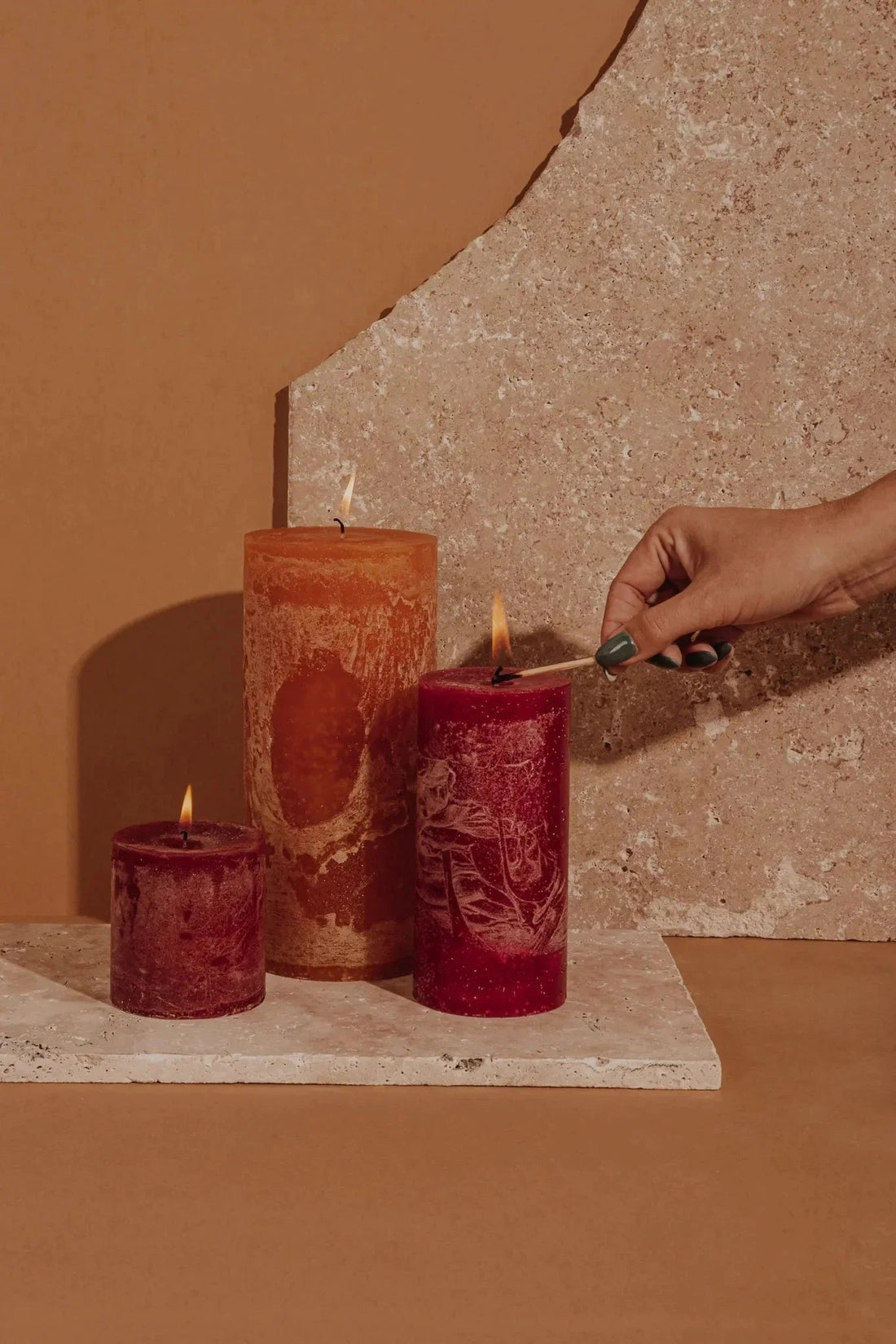 Velas na Decoração: Conforto e Elegância para o Outono/Inverno 2024 - Gato Preto