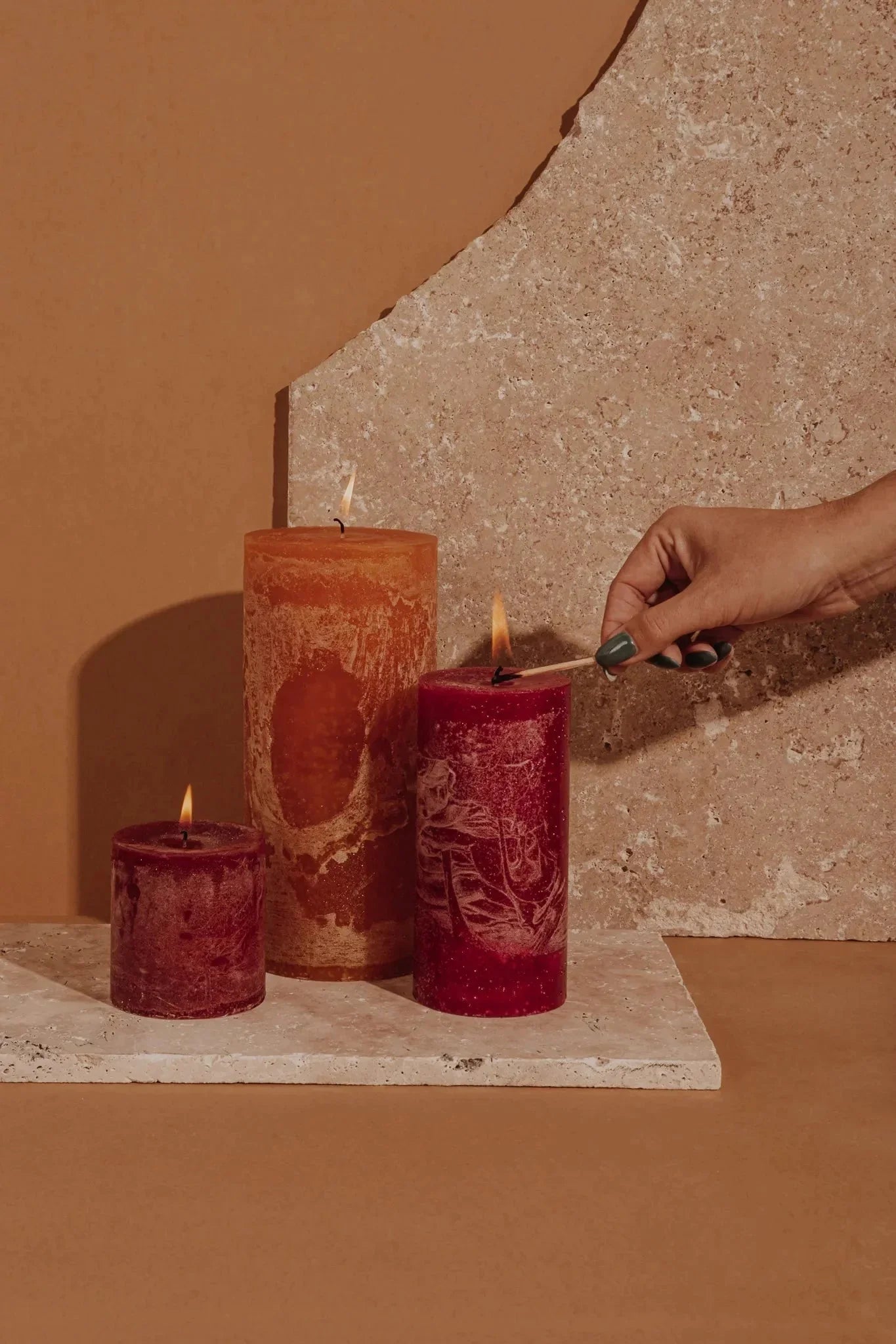 Velas na Decoração: Conforto e Elegância para o Outono/Inverno 2024 - Gato Preto