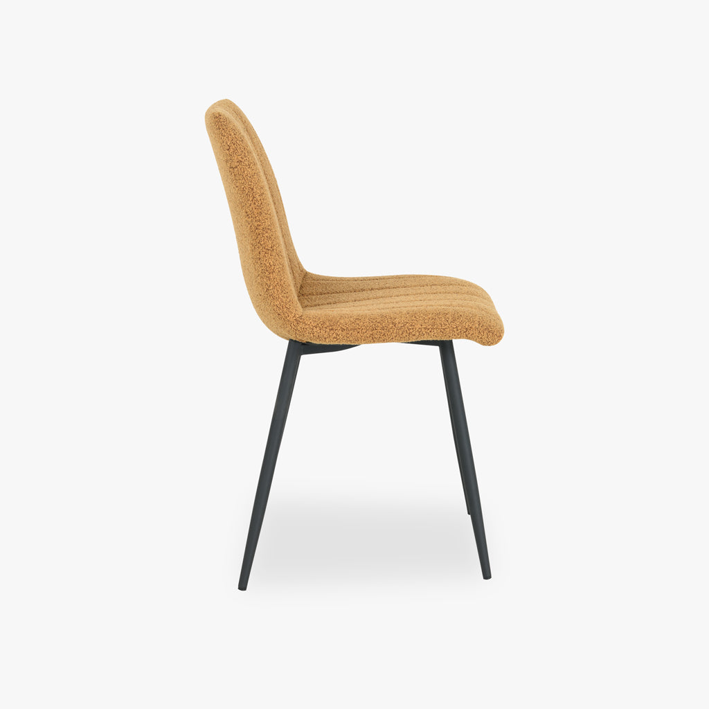Chaise moutarde avec pieds en métal noir RIBE