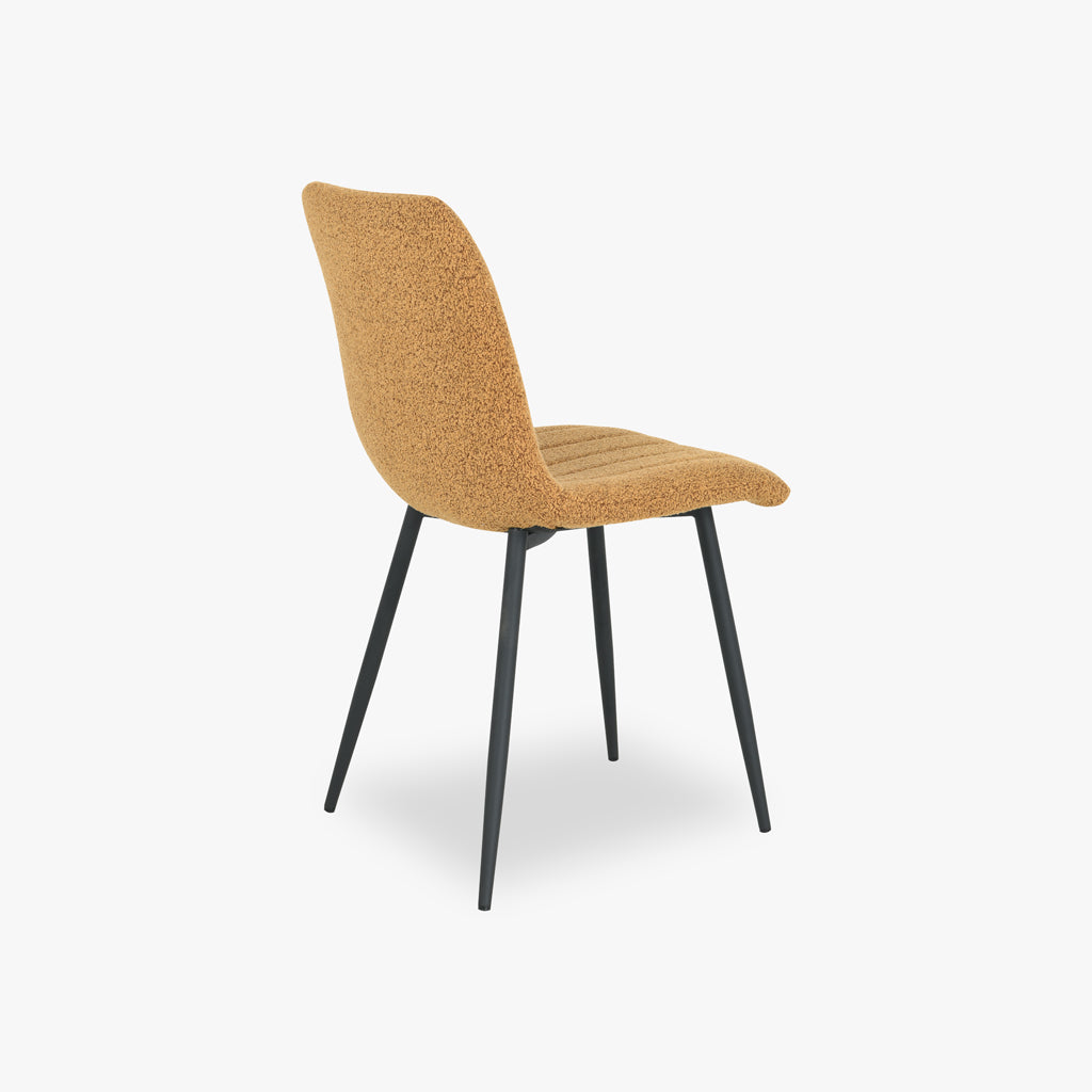 Chaise moutarde avec pieds en métal noir RIBE