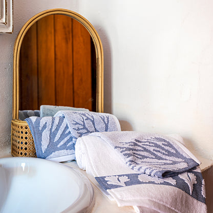 Toalha de Banho de Corpo Algodão Algas em Azul e Branco CORAL