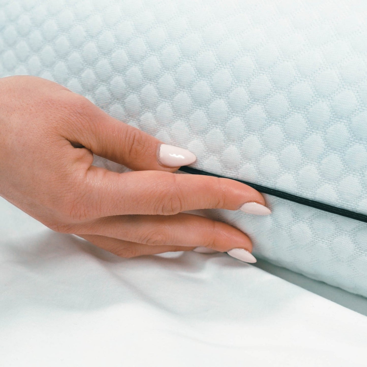 Almofada Cervical Ajustável SORA - Gato Preto