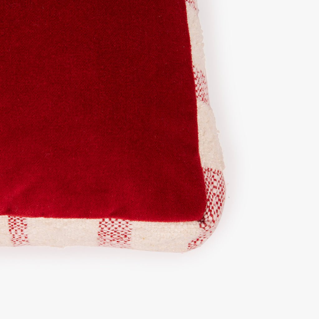 Almofada de Veludo Vermelha com Riscas Brancas COZY - Gato Preto