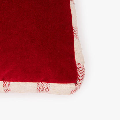 Almofada de Veludo Vermelha com Riscas Brancas COZY - Gato Preto