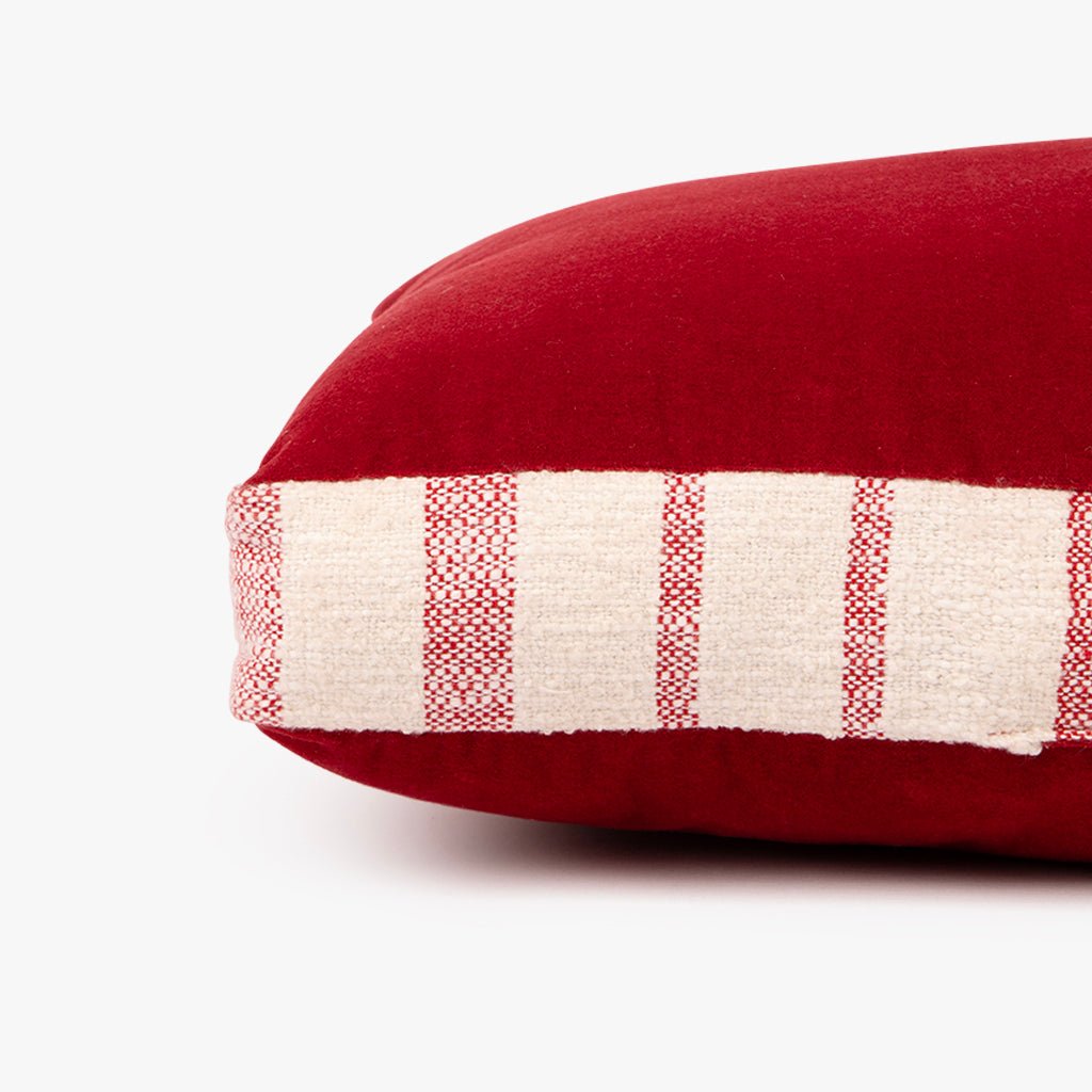 Almofada de Veludo Vermelha com Riscas Brancas COZY - Gato Preto