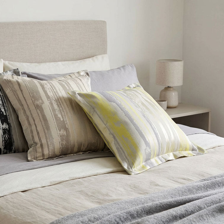 Housse de coussin abstraite jaune et grise LAKI