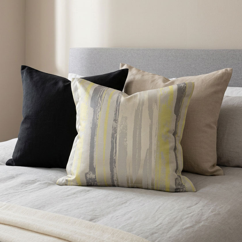 Housse de coussin abstraite jaune et grise LAKI