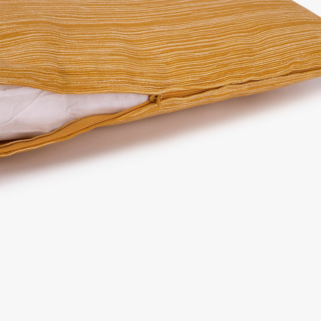 Almofada Mesclada Mostarda e Natural SUKI - Gato Preto