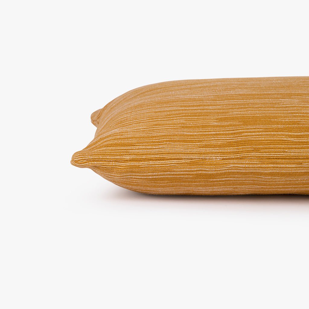 Almofada Mesclada Mostarda e Natural SUKI - Gato Preto