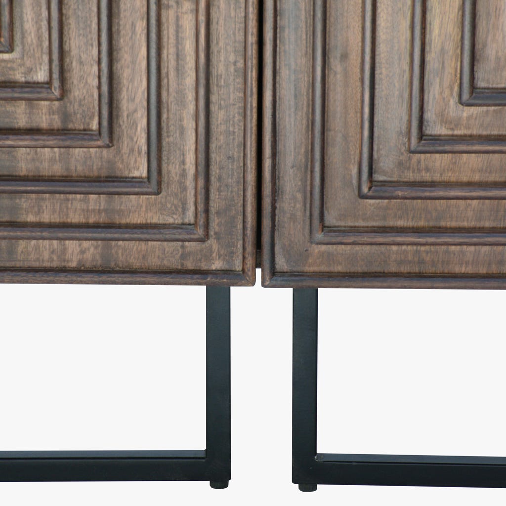 Aparador Geométrico Quatro Portas BOMBAIM - Gato Preto