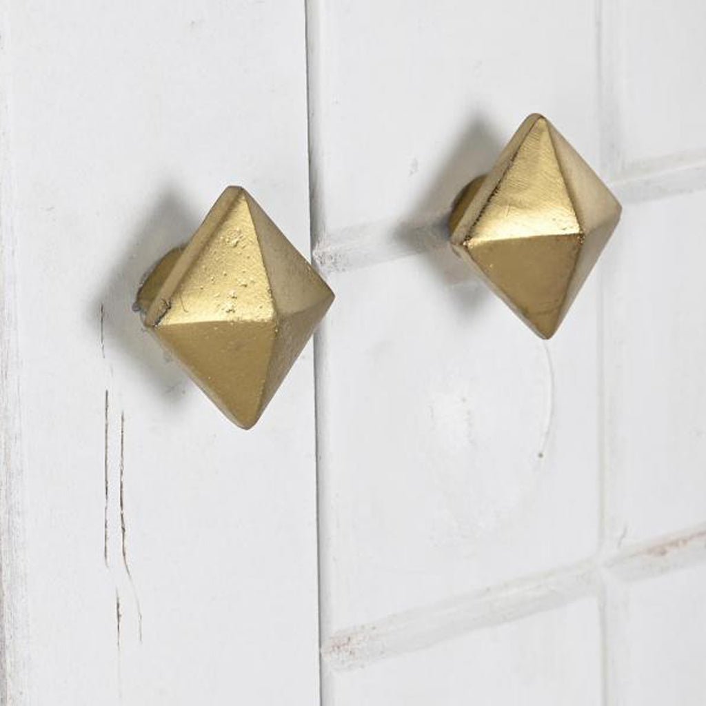 Aparador Relevo Branco com Acabamentos Dourado 91X44X152 WHITE GLOW - Gato Preto