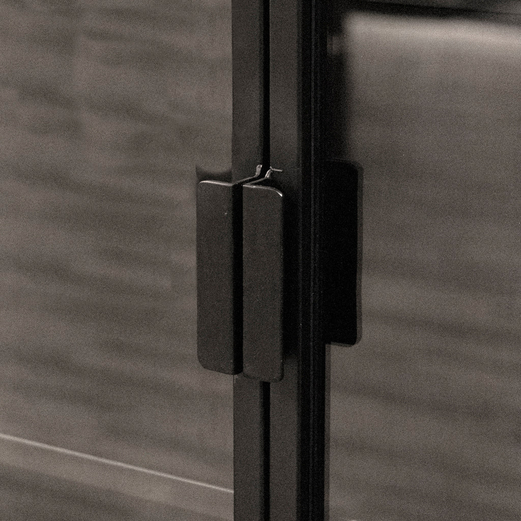 Armário de Metal Preto com Duas Portas de Vidro FUKUI - Gato Preto