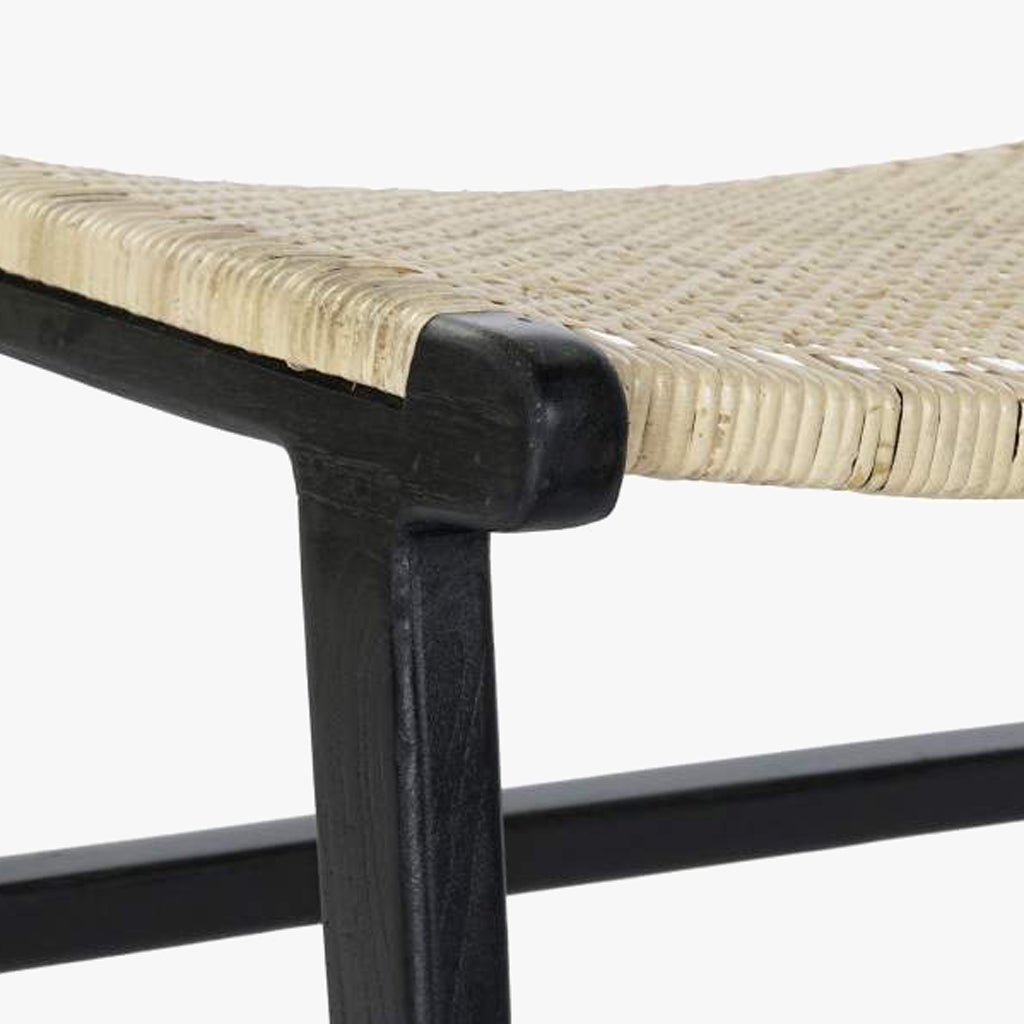 Banco Preto de Madeira e Rattan 65x47x40cm VEREDA - Gato Preto