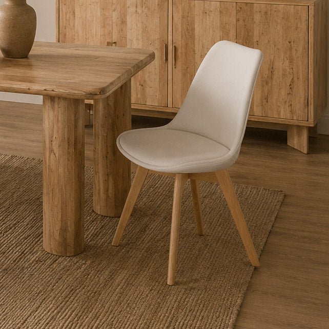 Cadeira Com Revestimento Tecido Branco e Pés em Faia 48X56X83 EAMES - Gato Preto