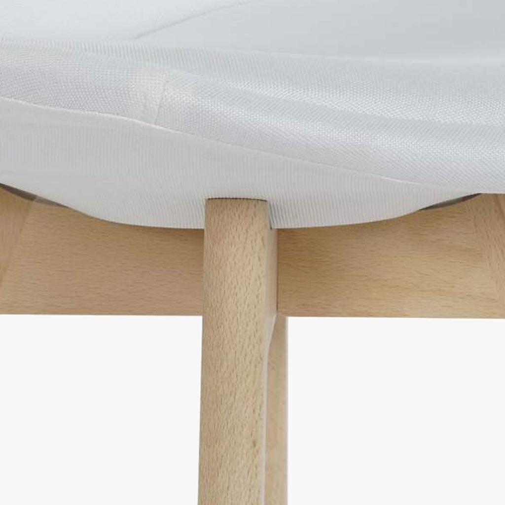 Cadeira Com Revestimento Tecido Branco e Pés em Faia 48X56X83 EAMES - Gato Preto