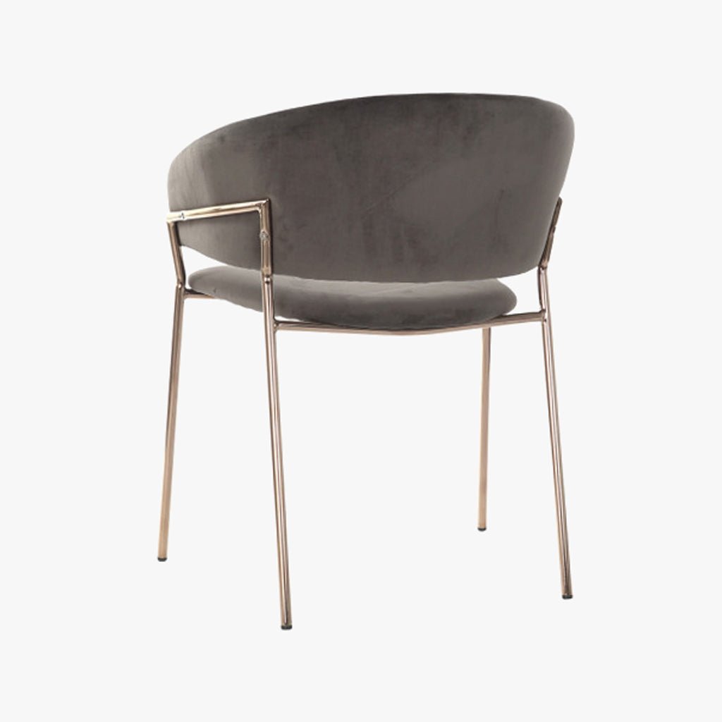 Cadeira Costas Riscas Cinza | Veludo & Pés Dourados | Velisse - Gato Preto