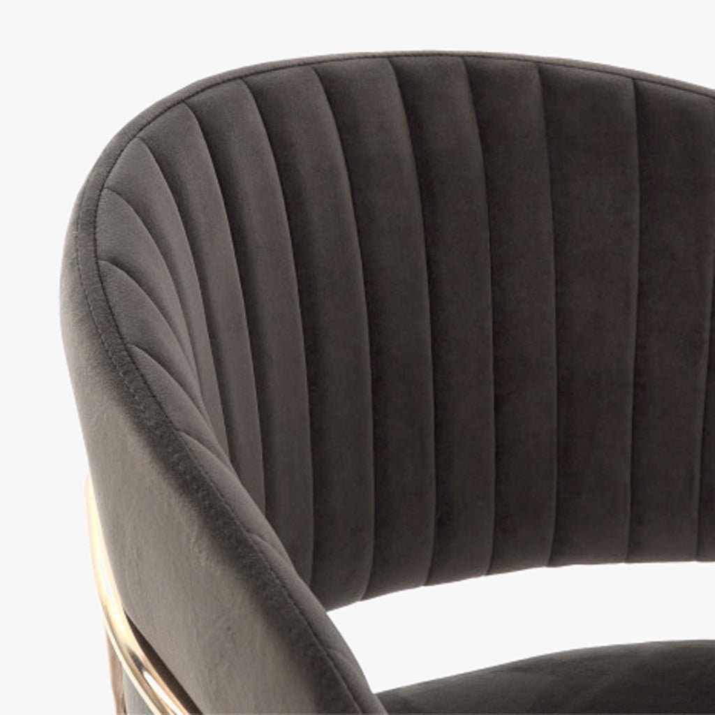 Cadeira Costas Riscas Cinza | Veludo & Pés Dourados | Velisse - Gato Preto