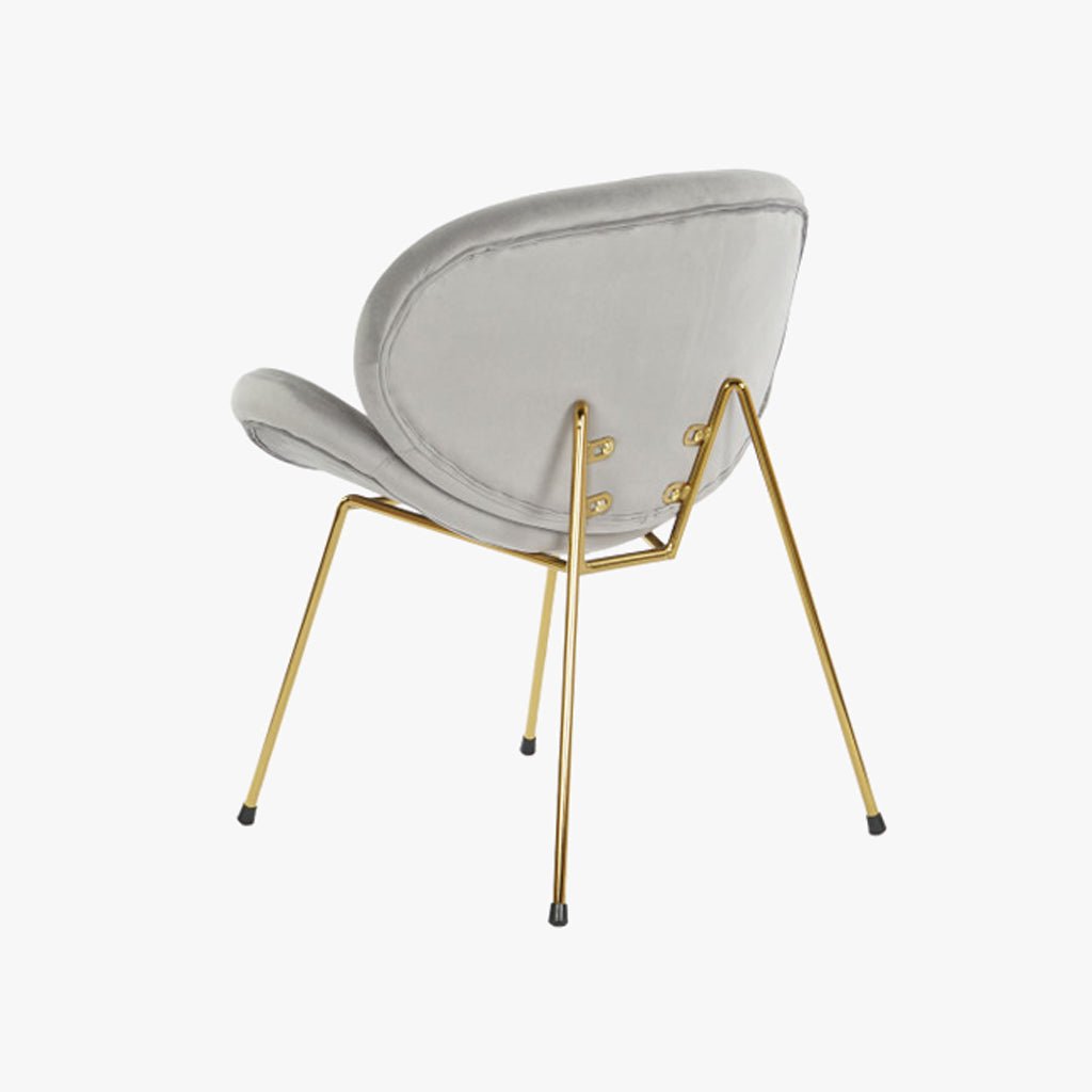 Cadeira Curva Cinza | Veludo & Pés Dourados | Velisse - Gato Preto