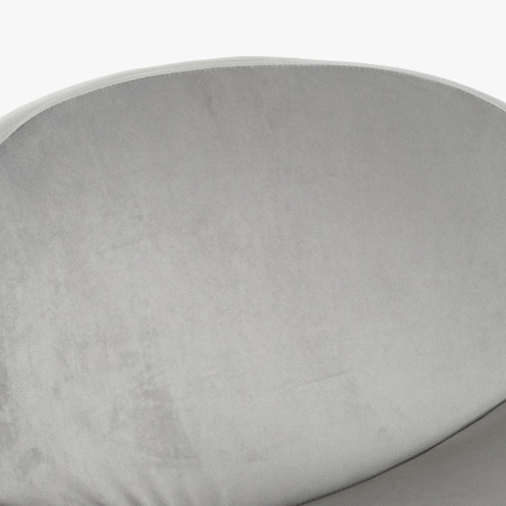 Cadeira Curva Cinza | Veludo & Pés Dourados | Velisse - Gato Preto