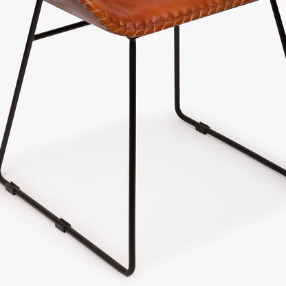Cadeira Pele com Estrutura em Metal Preto MOGADOR - Gato Preto
