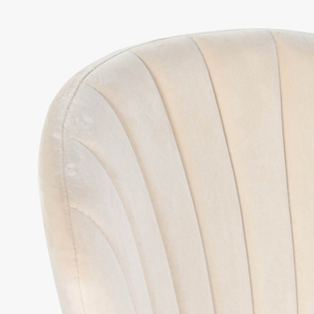 Cadeira Sem Braços Bege | Veludo & Pés Dourados | Velisse - Gato Preto