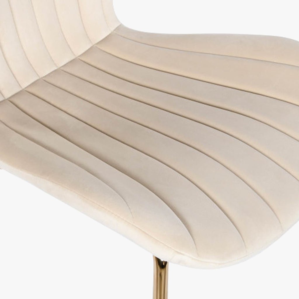 Cadeira Sem Braços Bege | Veludo & Pés Dourados | Velisse - Gato Preto