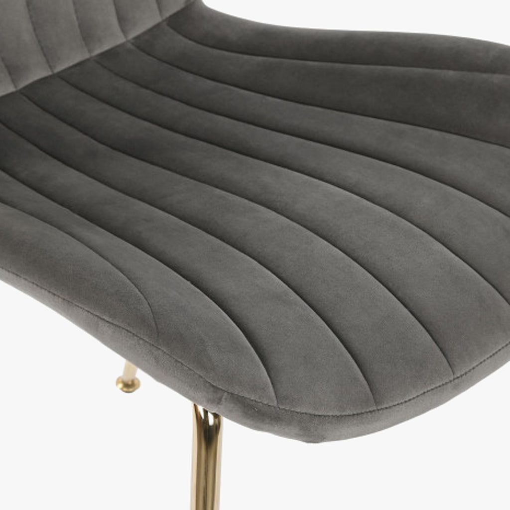 Cadeira Sem Braços Cinza | Veludo & Pés Dourados | Velisse - Gato Preto