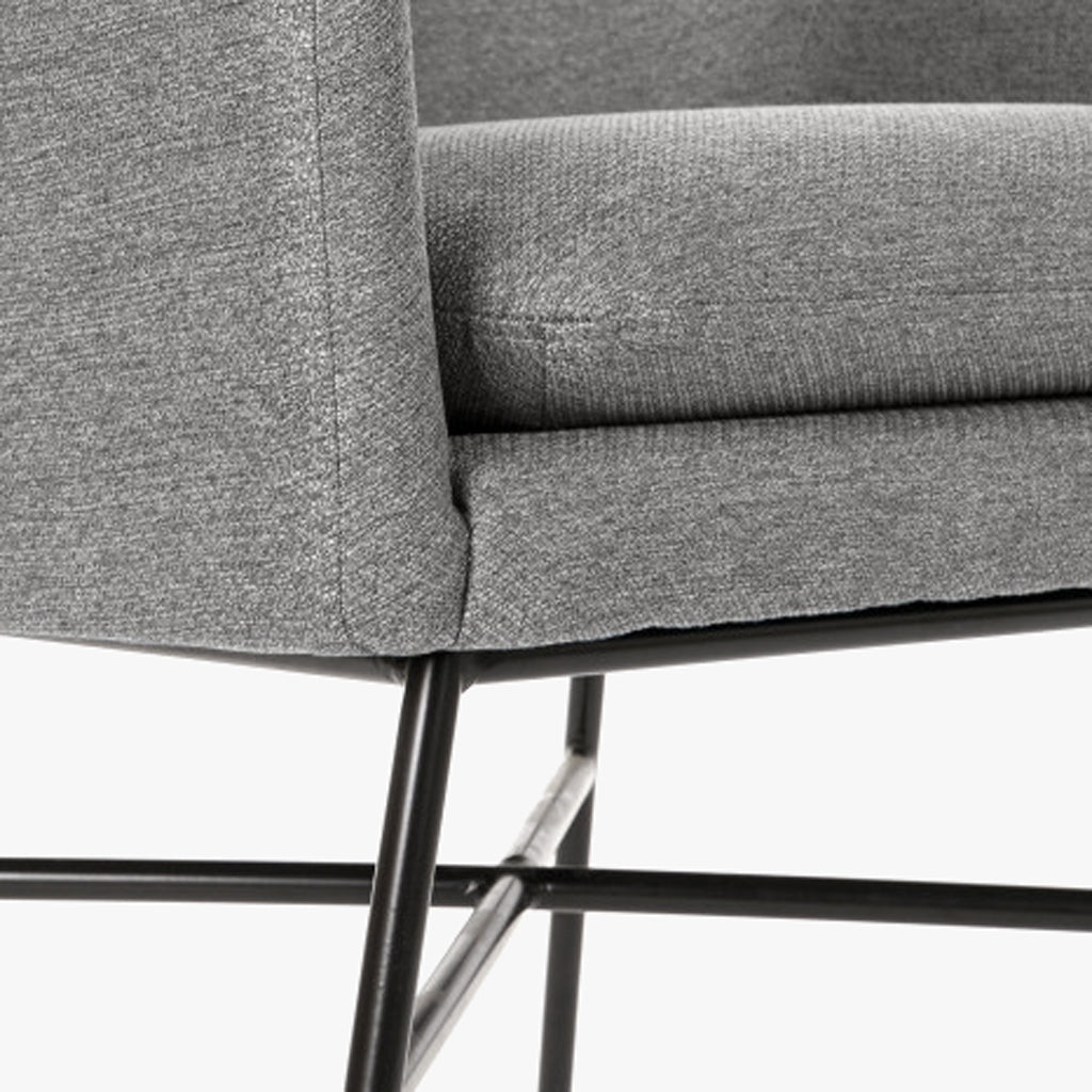 Cadeirão Cosmopolite Pé em Metal | Cinza | 66x62x75 cm - Gato Preto