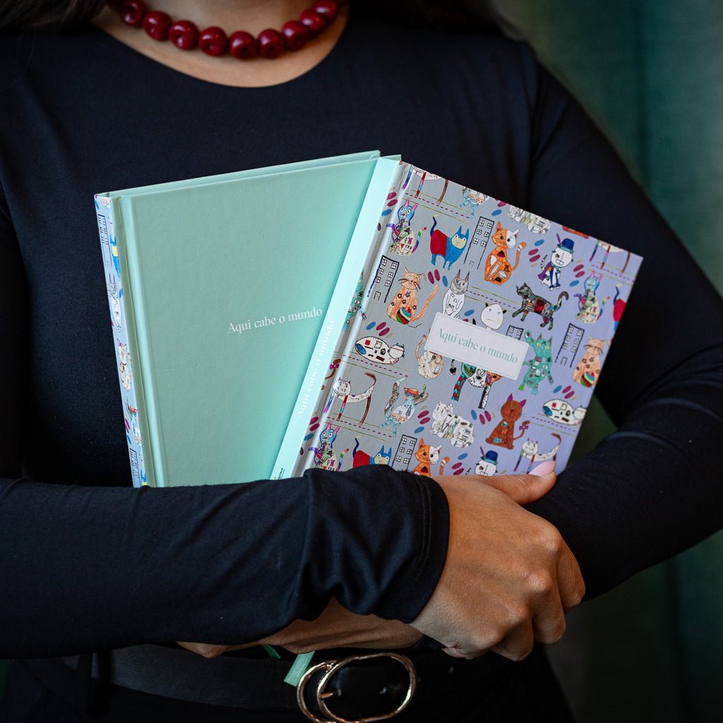 Caderno Journal com Gato Capa Dura A5 AQUI CABE O MUNDO - Gato Preto