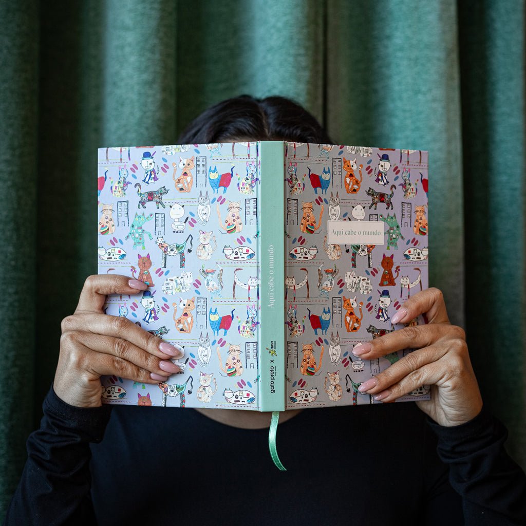 Caderno Journal com Gato Capa Dura A5 AQUI CABE O MUNDO - Gato Preto