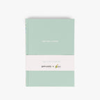 Caderno Journal Verde Capa Dura A5 AQUI CABE O MUNDO - Gato Preto