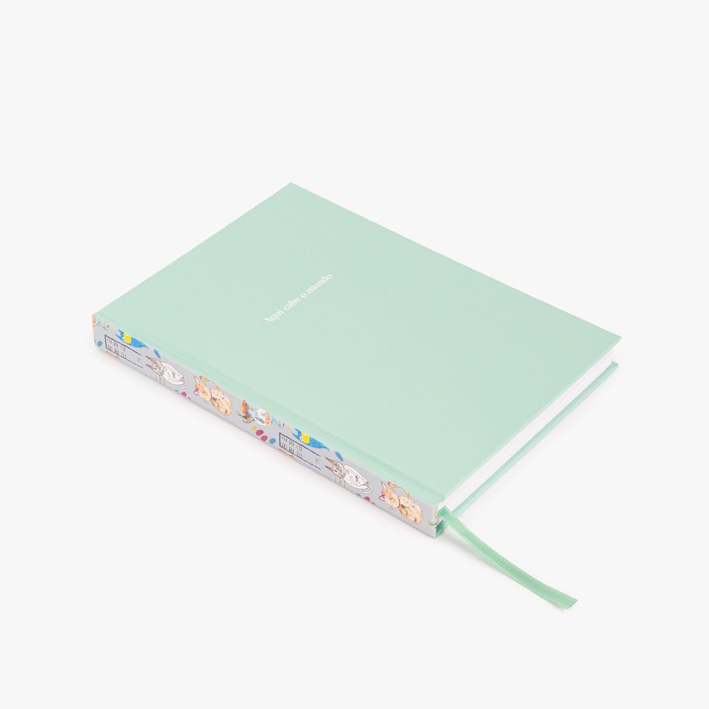 Caderno Journal Verde Capa Dura A5 AQUI CABE O MUNDO - Gato Preto