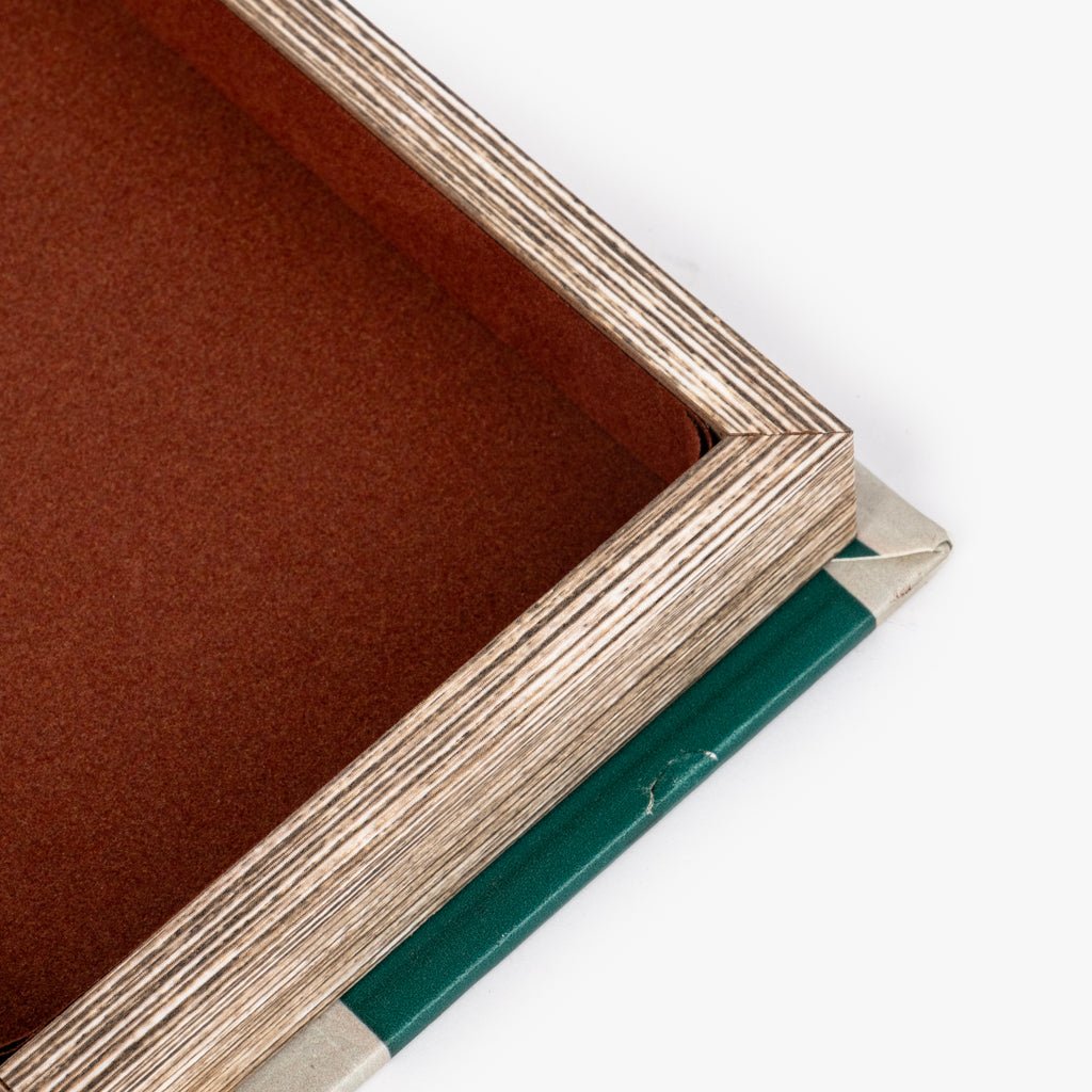 Caixa Livro Amarela VILLAGE - Gato Preto