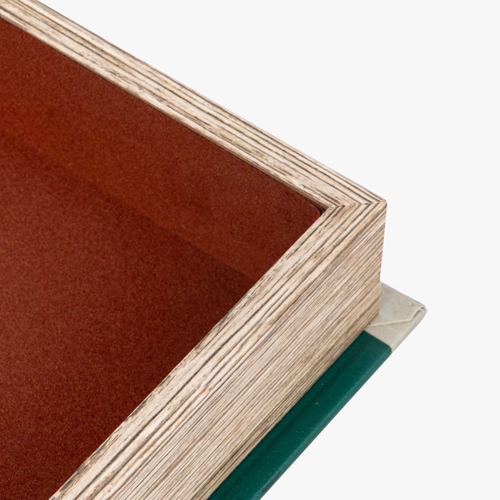 Caixa Livro Amarela VILLAGE - Gato Preto