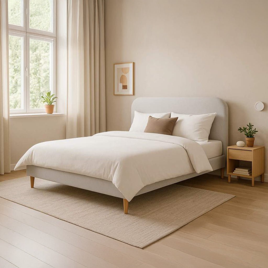 Cama Tecido com Cabeceira Arredondada e Pés de Madeira Bege SERENA - Gato Preto