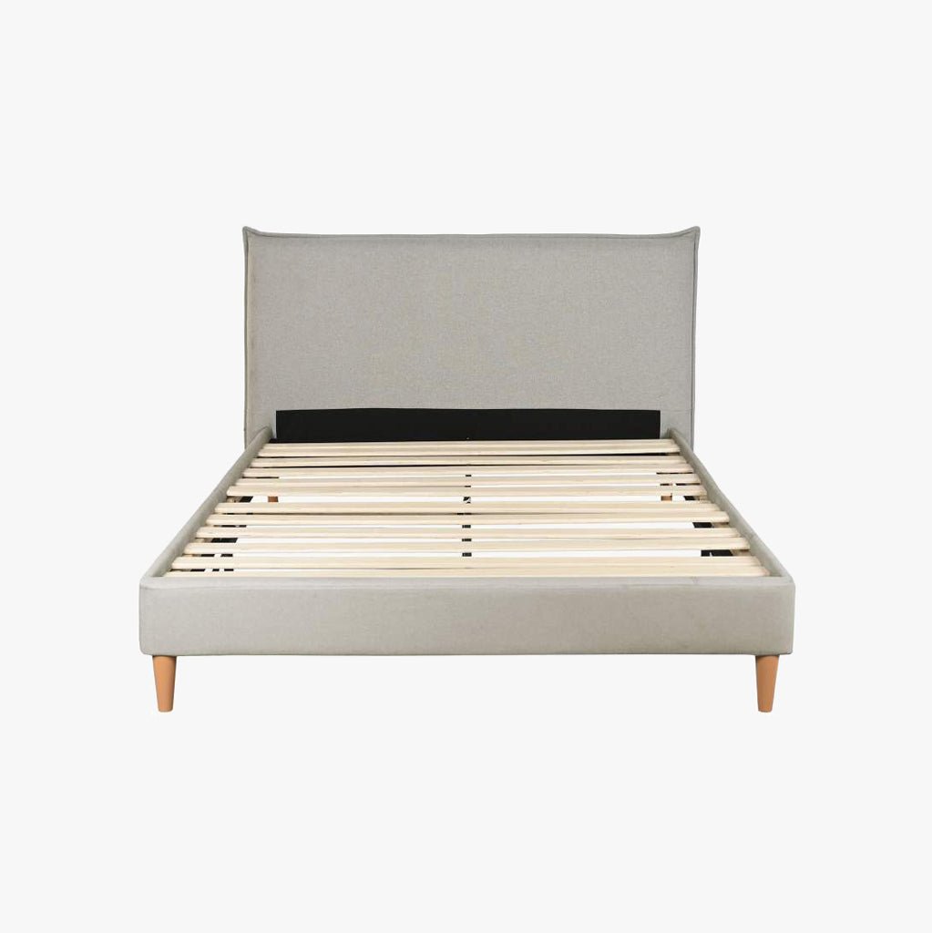 Cama Tecido com Cabeceira Reta e Pés de Madeira Bege SERENA - Gato Preto