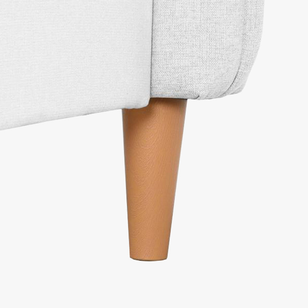 Cama Tecido com Cabeceira Reta e Pés de Madeira Cru SERENA - Gato Preto