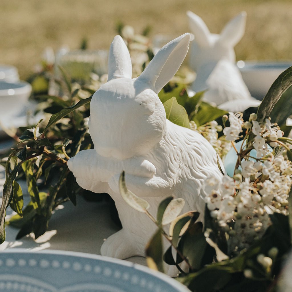 Coelho Decorativo em Cerâmica Branca com com luz (artigo sortido) - Gato Preto