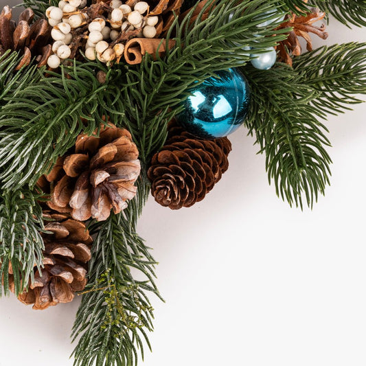 Coroa com pinhas e bolas azuis 38cm NEW BRIGHT - Gato Preto