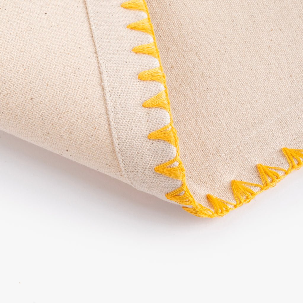 Individual de Algodão Bege com Bordado Amarelo PORTOBELLO - Gato Preto